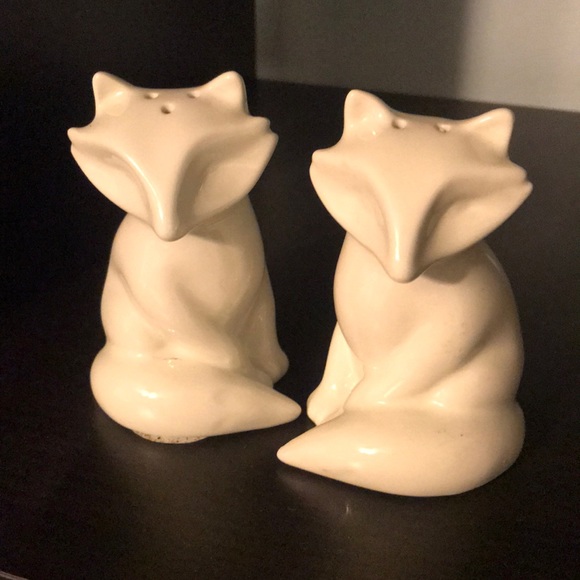 Target Other - 2/$15 Salt and Pepper Fox Shaped Shakers Brand New